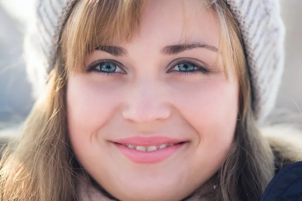 Winter portrait of a woman in a knitted hat — Stock Photo, Image