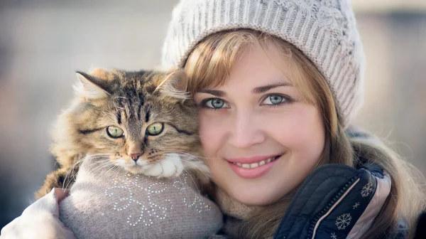 Zimowe portret kobiety z kotem — Zdjęcie stockowe