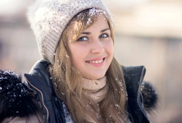 Winter portret van een vrouw in een gebreide muts — Stockfoto