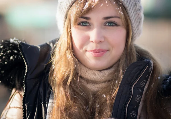 Vinterportrett av en kvinne med strikket hatt – stockfoto