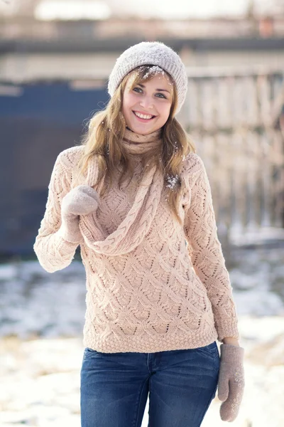 Vinterportrett av en kvinne med strikket hatt – stockfoto