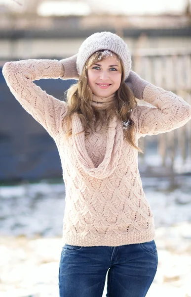 Winter portrait of a woman in a knitted hat — Stock Photo, Image