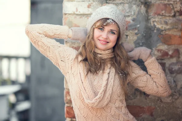 Zimní portrét ženy v pletené čepici — Stock fotografie