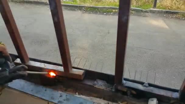 Soldador Realiza Soldagem Arco Elétrico Semi Automática Soldadura Uma Estrutura — Vídeo de Stock