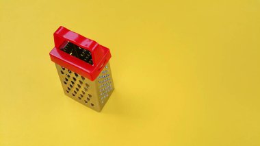 Sarı arka planda kırmızı saplı el yapımı mutfak rendesi. Metin için alanı kopyala. Mutfak hazır. Yemek pişirme konsepti. Ödev kavramları. Yemek tarifleri için arka plan.