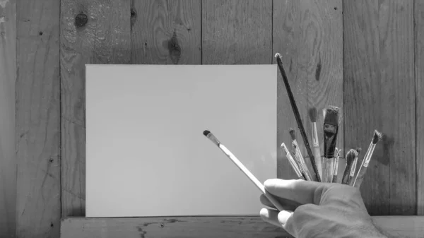 画家用画笔画在画布上 创造力和灵感 脑力劳动 黑白照片 — 图库照片