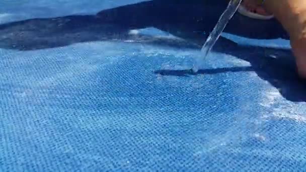 Egy Keze Víz Alatt Ecsettel Mossa Szőnyeget Kézmosás Kék Szőnyeg — Stock videók