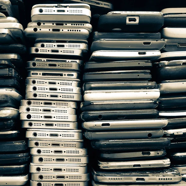 Фон Поврежденных Мобильных Телефонов Кучка Сломанных Смартфонов Используемые Телефоны Сложены — стоковое фото