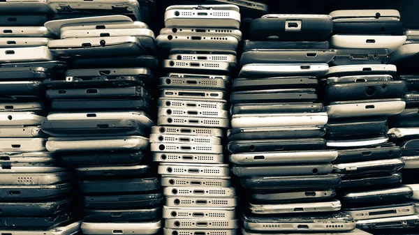 Bakgrund Till Skadade Mobiltelefoner Ett Gäng Trasiga Smartphones Använda Telefoner Royaltyfria Stockbilder
