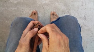 Kirli ellerle, evsiz fakir bir adam cüzdanının boş olduğunu fark eder. İşsiz bir adam. Şirketin iflası demek. Yoksulluk ve sefalet. İhtiyacı olan vatandaşlar. Açlık ve soğuk. Odaklanmadan çıplak ayaklar.
