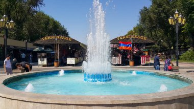 Yrevan, Ermenistan-15 Eylül 2021: Turistler için yerel hediyelik eşya pazarı. Hediye, el işi ve el yapımı hediyelik eşya pazarı. Ermenistan 'da Erivan Açık Hava Fuarı.