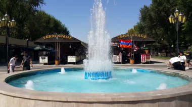 Yrevan, Ermenistan-15 Eylül 2021: Turistler için yerel hediyelik eşya pazarı. Hediye, el işi ve el yapımı hediyelik eşya pazarı. Ermenistan 'da Erivan Açık Hava Fuarı.