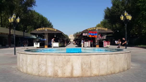 Yrevan Ermenistan Eylül 2021 Turistler Için Yerel Hediyelik Eşya Pazarı — Stok video