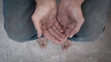 Yalvarıyor. Uzamış eller. Yalınayak. Evsiz biri. - Para azalması. Zavallı adam. Geçiş dönemindeki bir dilenci. İşsiz bir vatandaş. İş falan yok. Kirli eller ve ayaklar. Pis ve kirli..