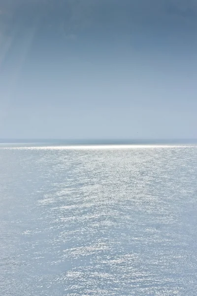 Поверхность моря с отражением — стоковое фото