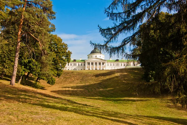 Palacio de Kachanivka cerca del pueblo — Foto de Stock