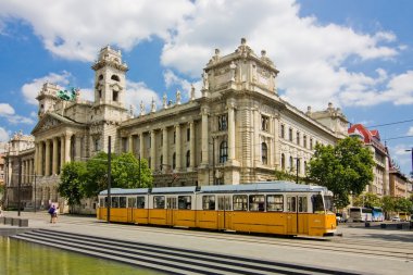 Budapeşte'de uzun sarı tramvay