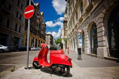 Kırmızı scooter ve trafik işaretleri