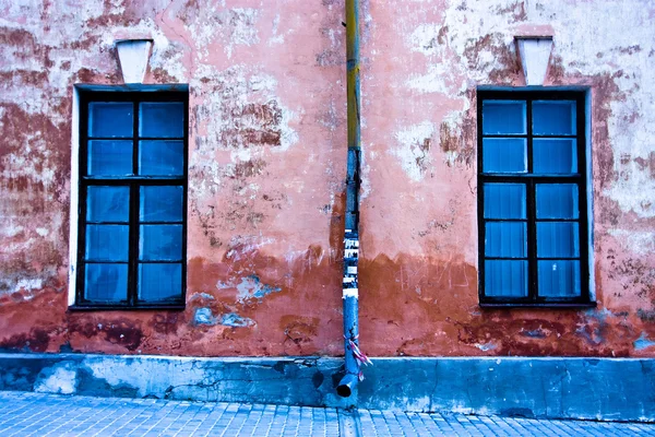 Muro incrinato con due finestre — Foto Stock