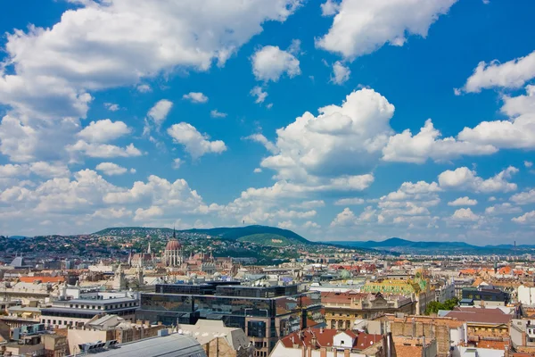 Blick auf das Parlament von der Kathedrale — Stockfoto