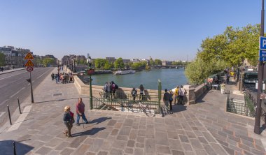 Güneşli bir Seine Nehri üzerinde