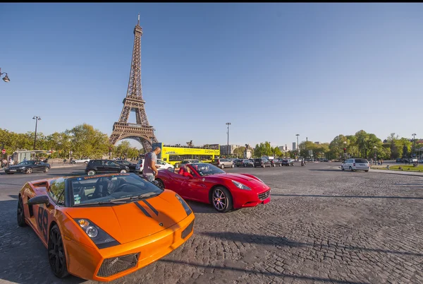 Eiffel Tower - international symbol of Paris — Stock Photo, Image