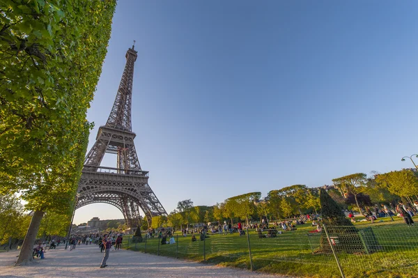Эйфелева башня - международный символ Парижа — стоковое фото