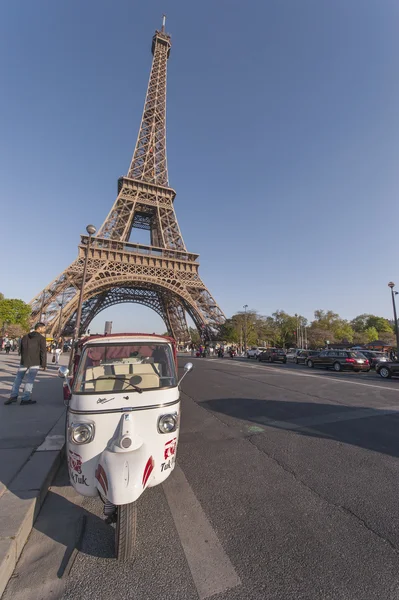 Eiffel Tower - international symbol of Paris — Stock Photo, Image