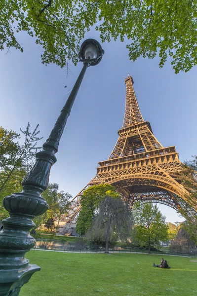 パリの国際的なシンボル、エッフェル タワー — ストック写真