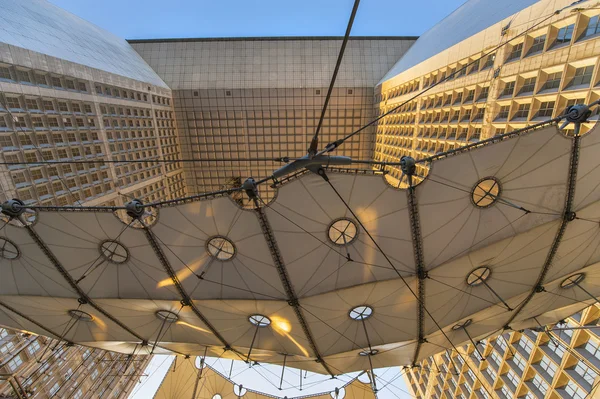 Grande båge gör La Defense — Stockfoto