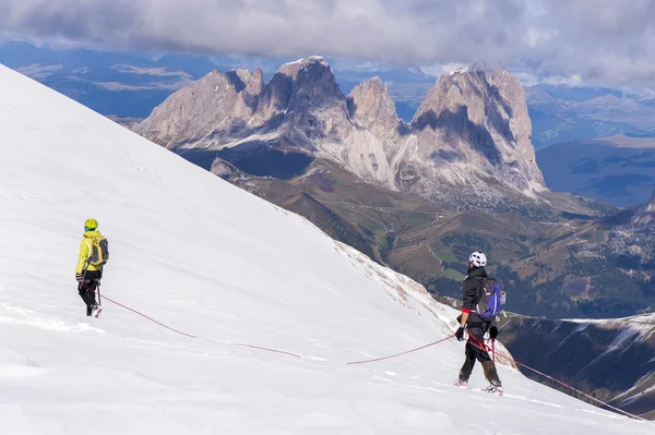 Alpinisti in cima al Monte Marmolada — Foto Stock