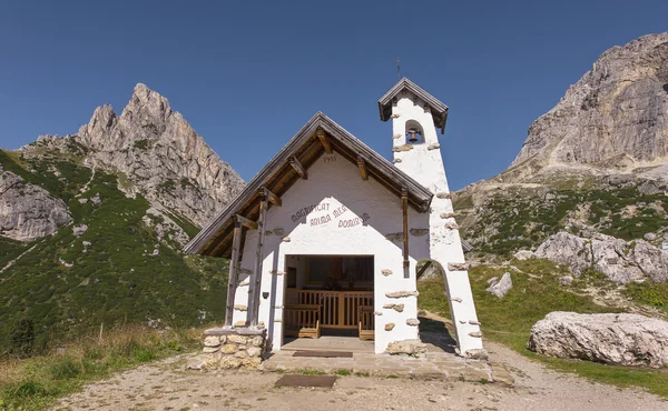 Capela do campo nos Alpes Dolomitas — Fotografia de Stock