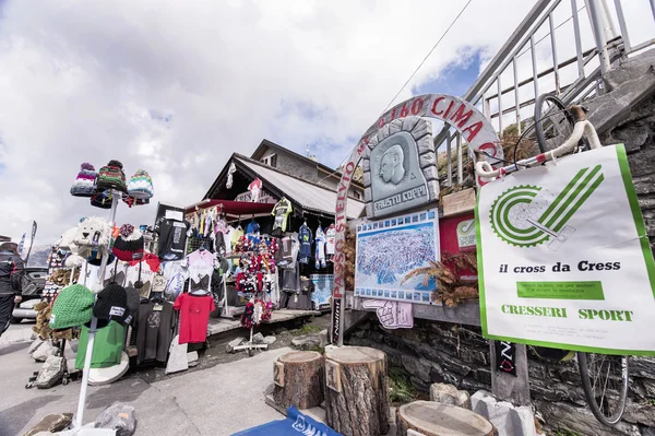 Shopping on top of Stelvio Pass — Stock Photo, Image