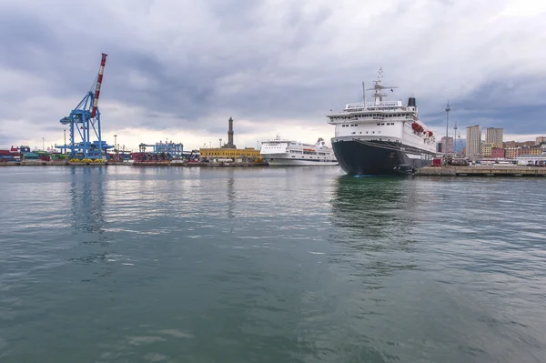 I hamnen i Genua — Stockfoto