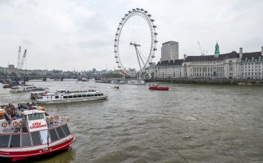 Thames Nehri üzerinde göster