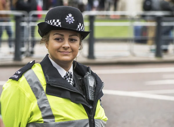 Lachende politie vrouw — Stockfoto