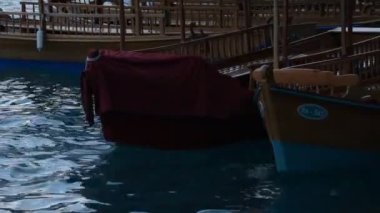 Pletna - geleneksel Slovenya ahşap teknesi Akşamları Bled Gölü 'nün sularında