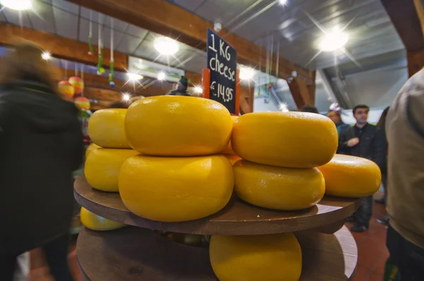 V obchodě sýr — Stock fotografie