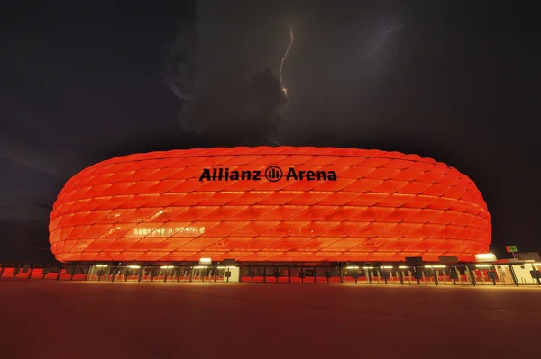 Nacht Lightning over Allianz Arena stadion — Stockfoto