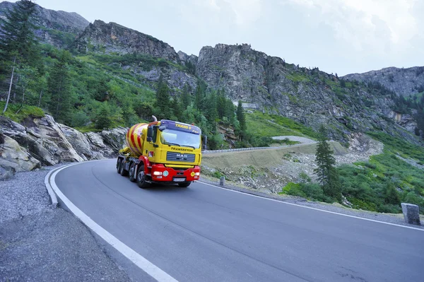 Těžký nákladní automobil na vysokohorské silnici — Stock fotografie