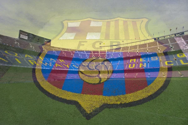 Emblem des FC Barcelona im Hintergrund des Camp Nou — Stockfoto