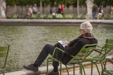 Tuileries Bahçeleri içinde dinlenme