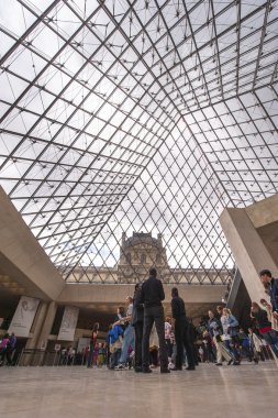 Louvre cam piramit altında