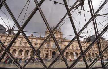 Louvre cam piramit altında