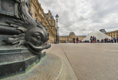 Louvre çevresinde