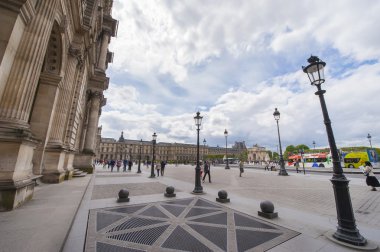 Louvre çevresinde