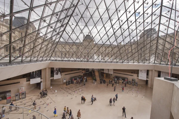 Bajo la pirámide de cristal del Louvre — Foto de Stock