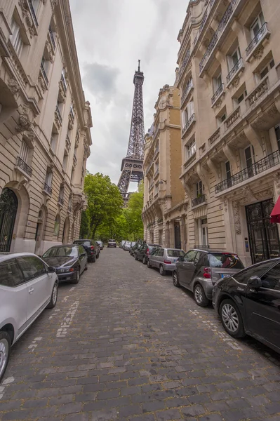 PARIS, FRANÇA - 01 De Dezembro De 2016: Carro Alemão Esperta Bonita De Uma  Empresa De Partilha De Carro Estacionado Na Frente De Uma Casa - Lente Tilt- shift Fotos, retratos, imágenes y