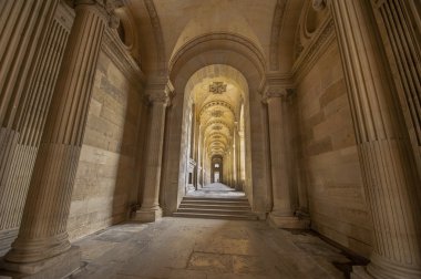 Dış Louvre geçiş