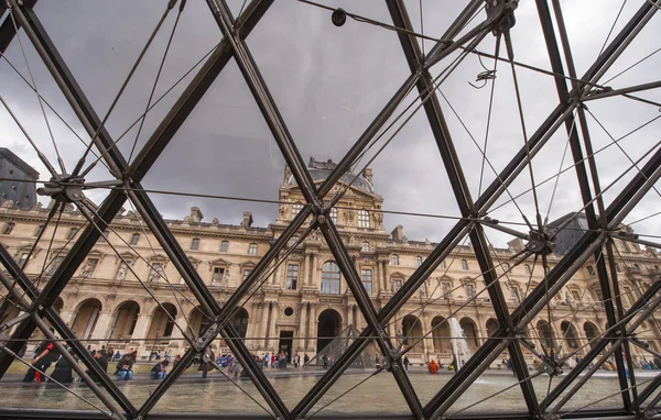 Sous la pyramide de verre du Louvre — Photo